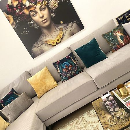Barcelona Chic Apartments- Free Parking - 10 Min From Bcn City Centre By Metro Екстериор снимка