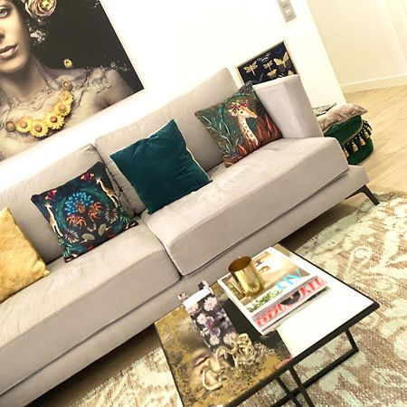 Barcelona Chic Apartments- Free Parking - 10 Min From Bcn City Centre By Metro Екстериор снимка