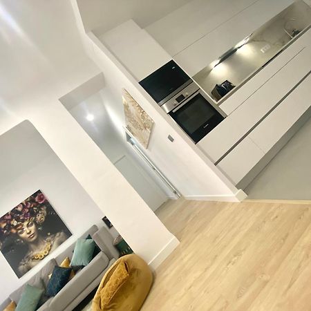 Barcelona Chic Apartments- Free Parking - 10 Min From Bcn City Centre By Metro Екстериор снимка
