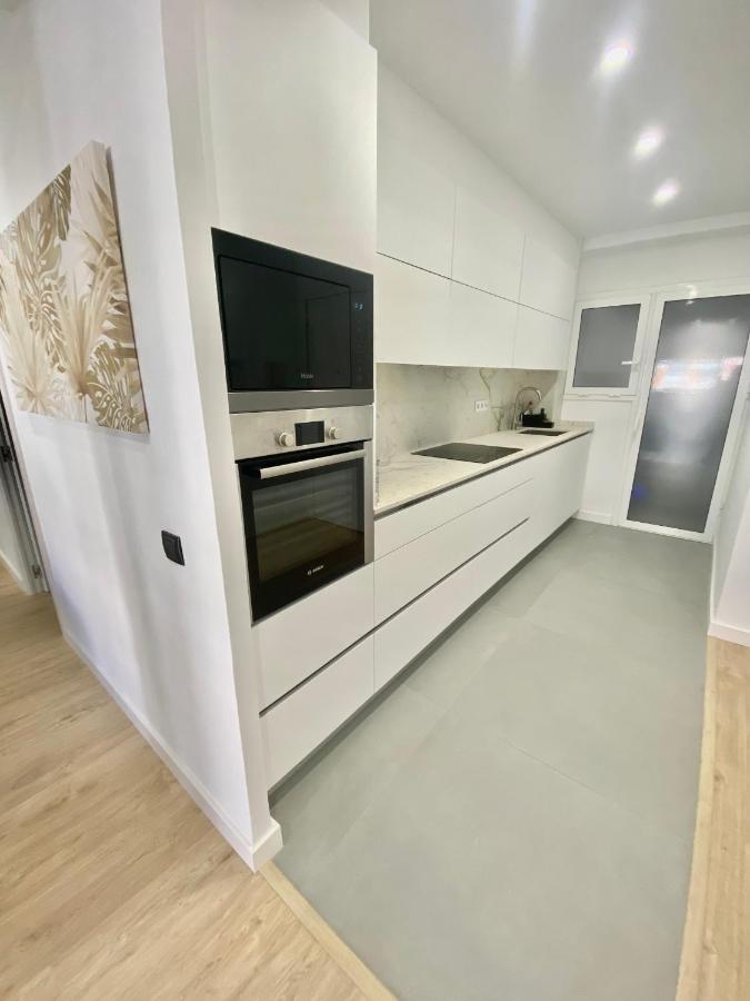 Barcelona Chic Apartments- Free Parking - 10 Min From Bcn City Centre By Metro Екстериор снимка