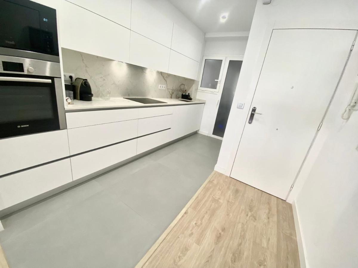 Barcelona Chic Apartments- Free Parking - 10 Min From Bcn City Centre By Metro Екстериор снимка