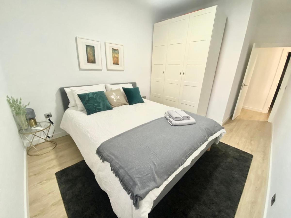 Barcelona Chic Apartments- Free Parking - 10 Min From Bcn City Centre By Metro Екстериор снимка