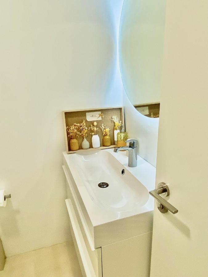 Barcelona Chic Apartments- Free Parking - 10 Min From Bcn City Centre By Metro Екстериор снимка