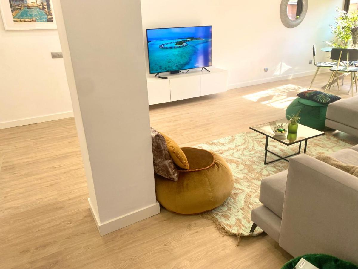 Barcelona Chic Apartments- Free Parking - 10 Min From Bcn City Centre By Metro Екстериор снимка