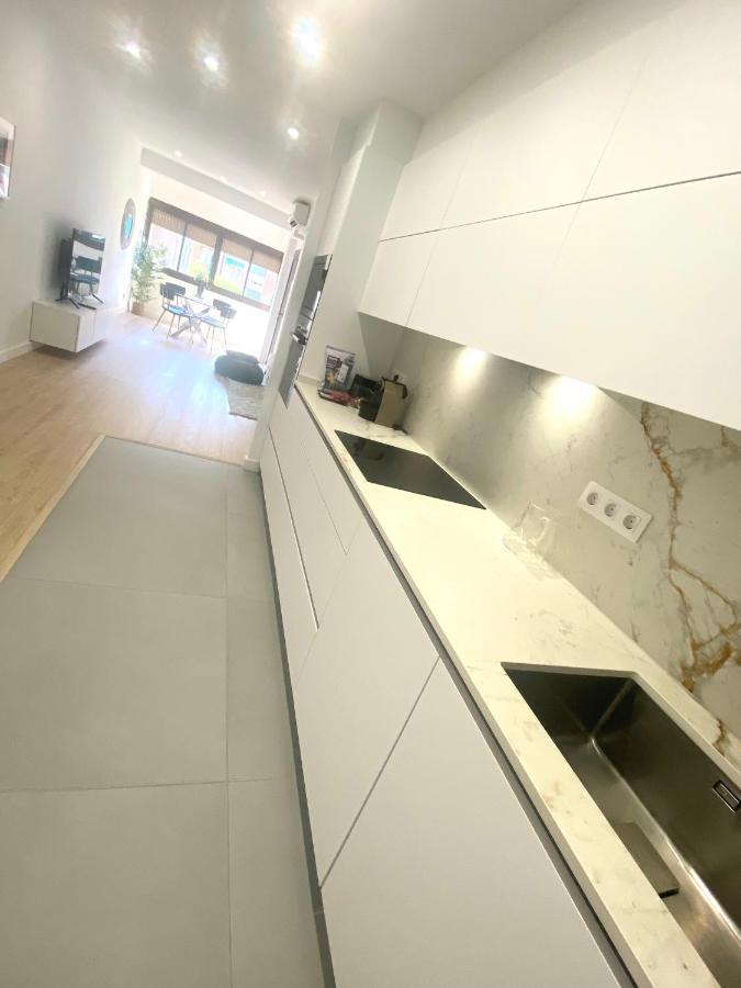 Barcelona Chic Apartments- Free Parking - 10 Min From Bcn City Centre By Metro Екстериор снимка
