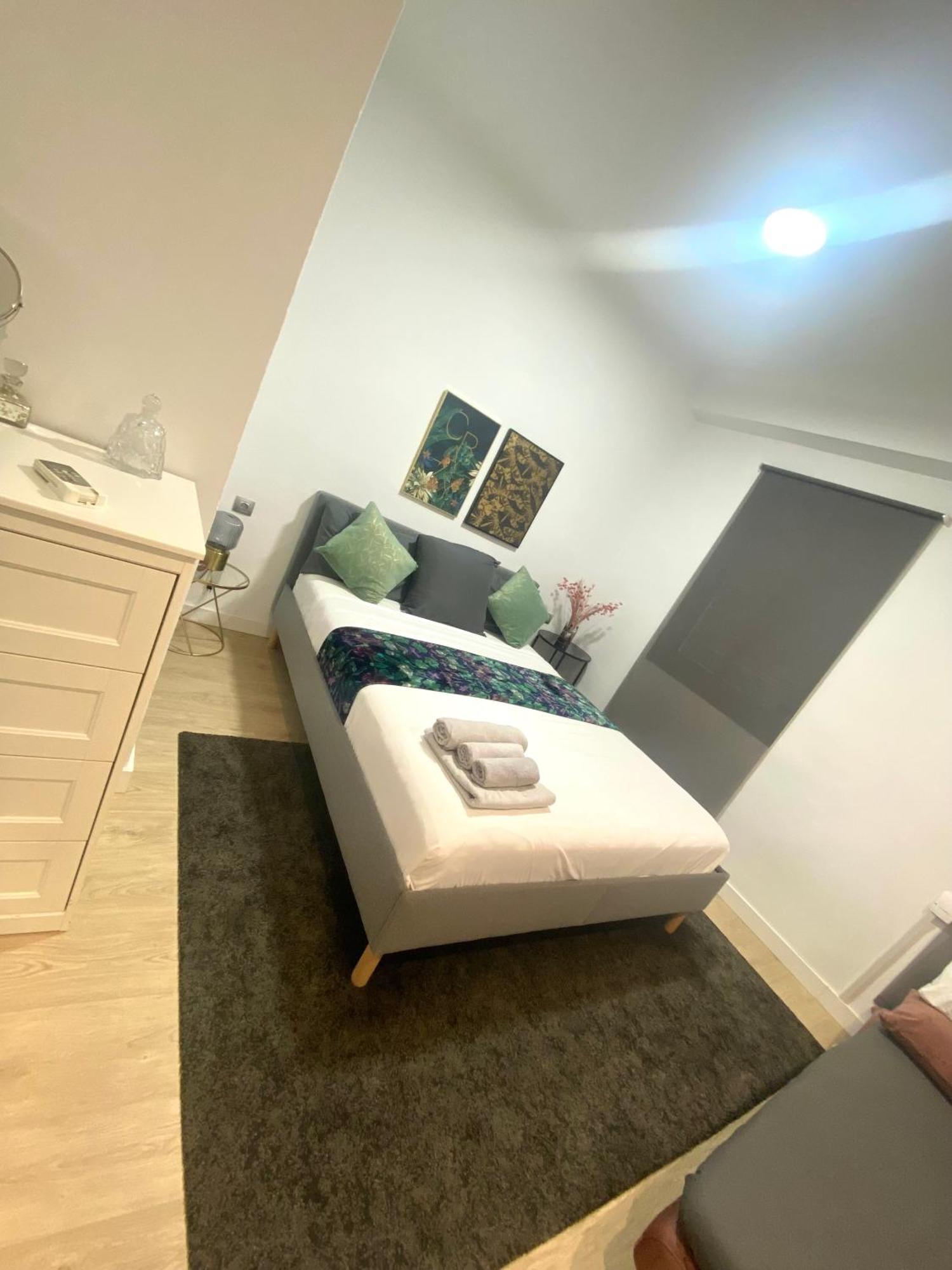 Barcelona Chic Apartments- Free Parking - 10 Min From Bcn City Centre By Metro Екстериор снимка