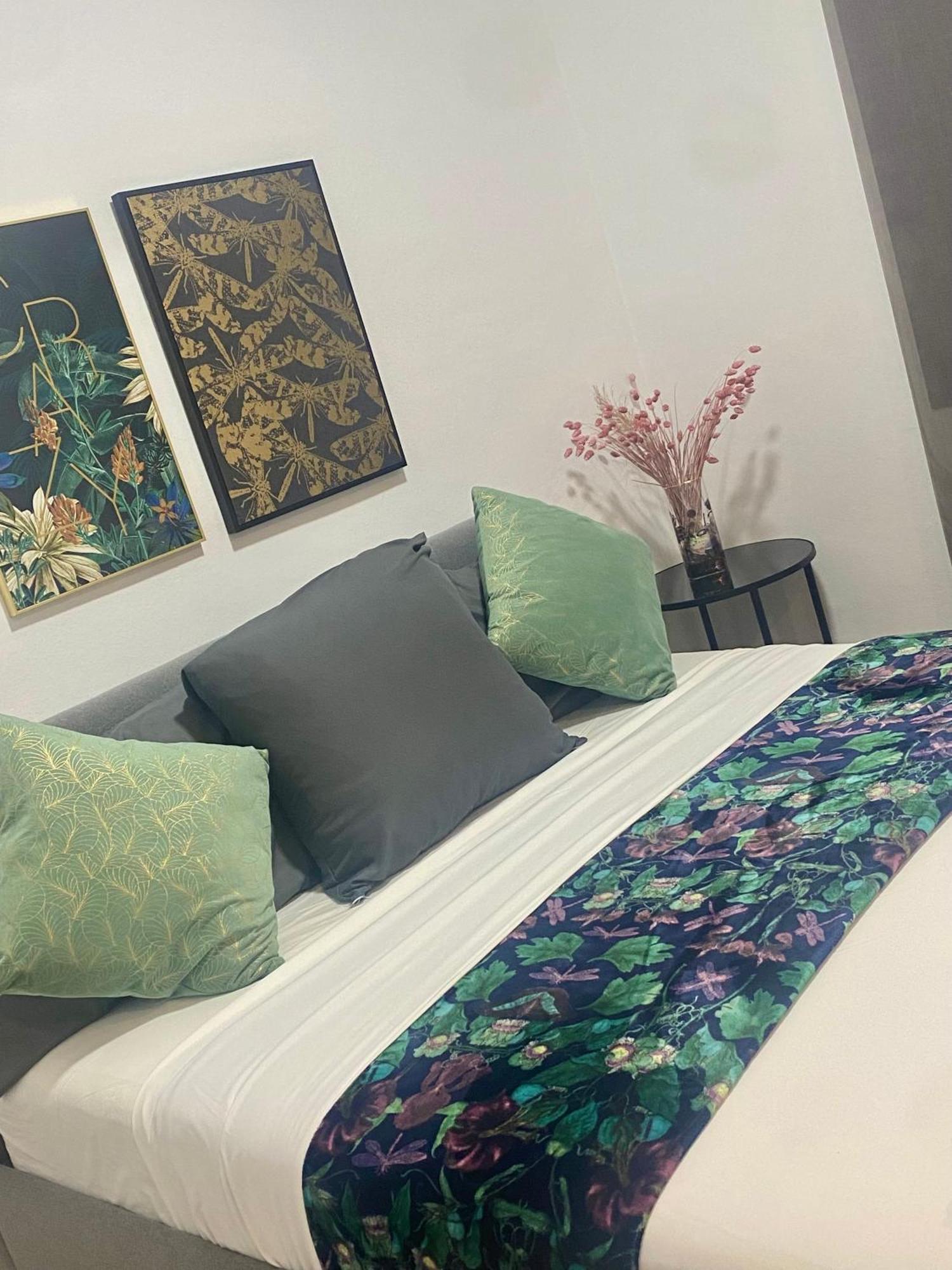 Barcelona Chic Apartments- Free Parking - 10 Min From Bcn City Centre By Metro Екстериор снимка