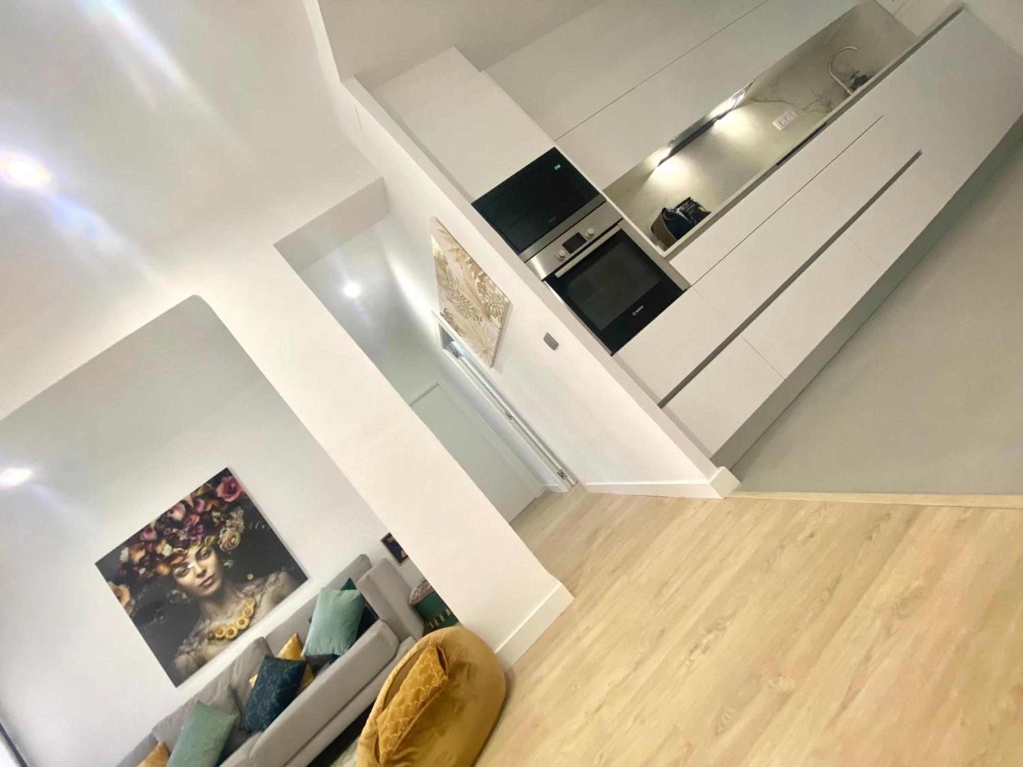 Barcelona Chic Apartments- Free Parking - 10 Min From Bcn City Centre By Metro Екстериор снимка