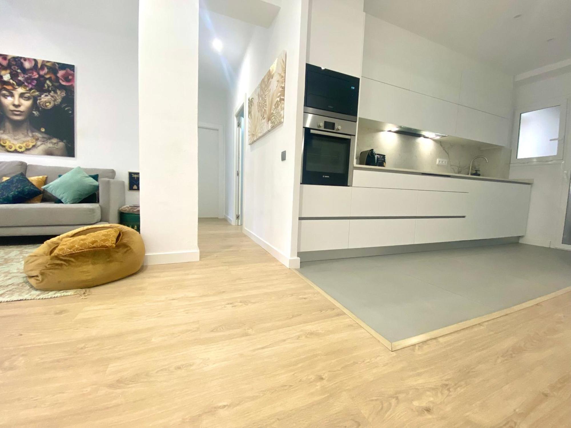 Barcelona Chic Apartments- Free Parking - 10 Min From Bcn City Centre By Metro Екстериор снимка