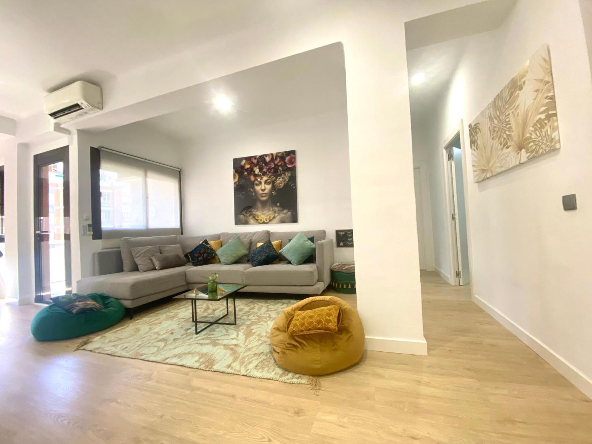 Barcelona Chic Apartments- Free Parking - 10 Min From Bcn City Centre By Metro Екстериор снимка
